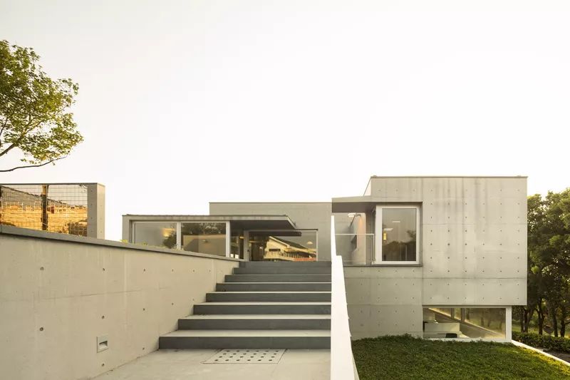 旅程并感受到安东尼·高迪的作品后,西扎暗自下定决心成为一名建筑师