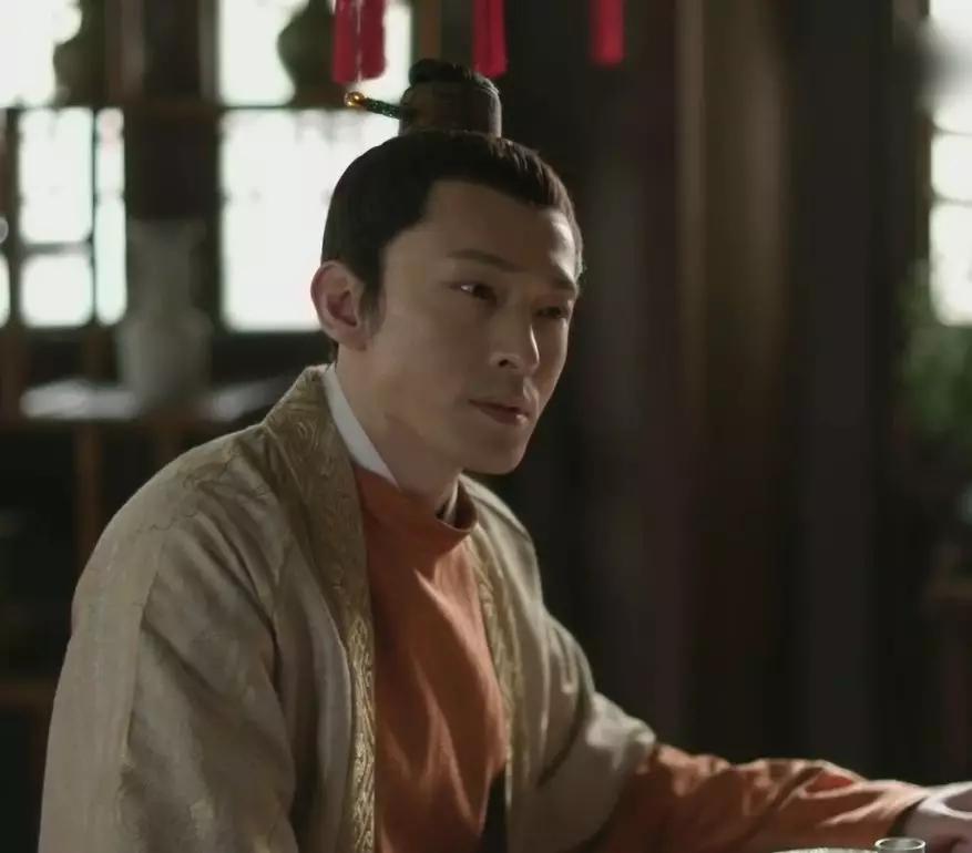 墨兰之所以和他在一起是看中了他的家事,久而久之呢,梁六郎就对墨兰