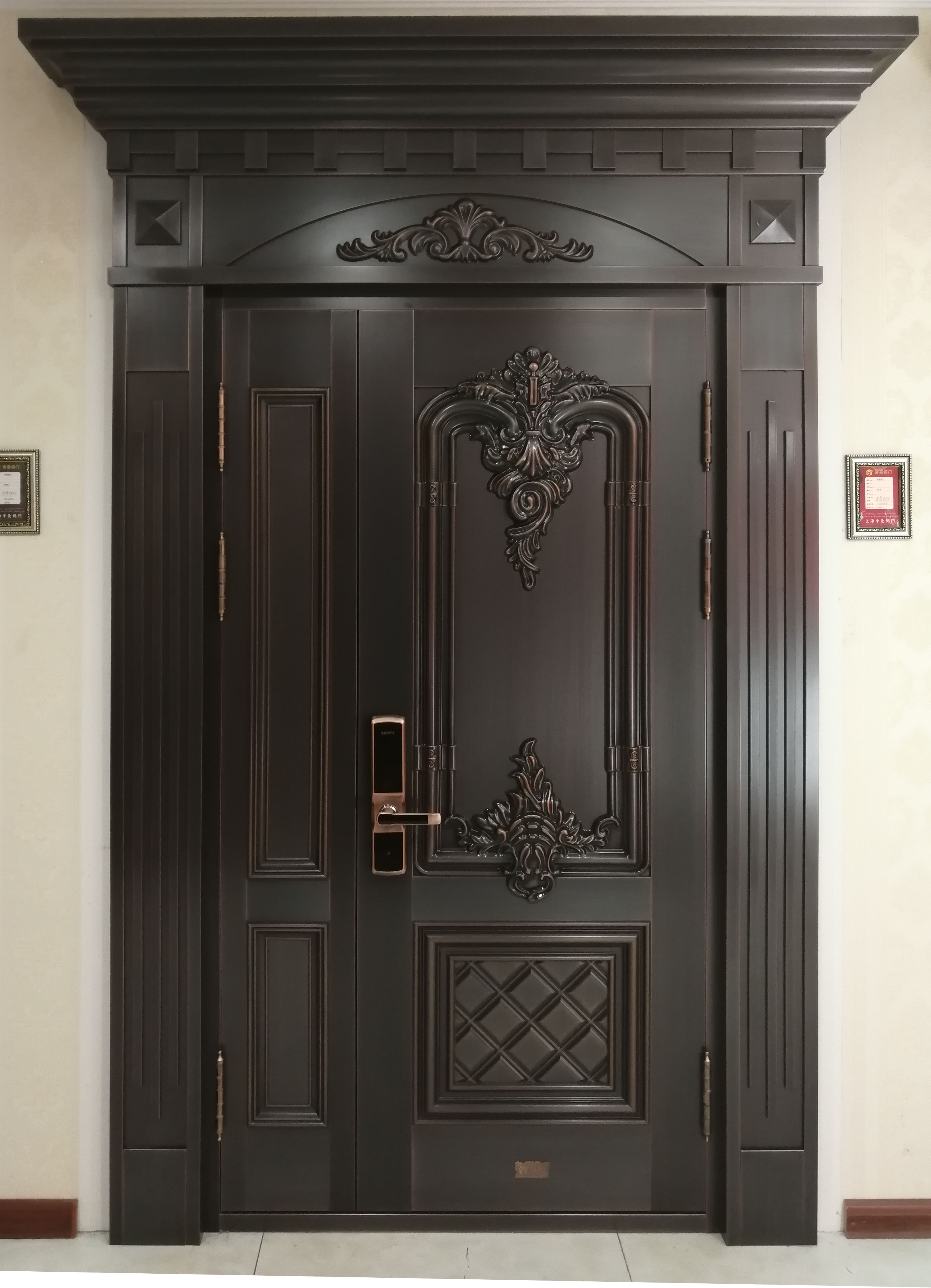 由于铜门的制作工艺复杂,蘸一点黑色哑光漆放在铜门上刷