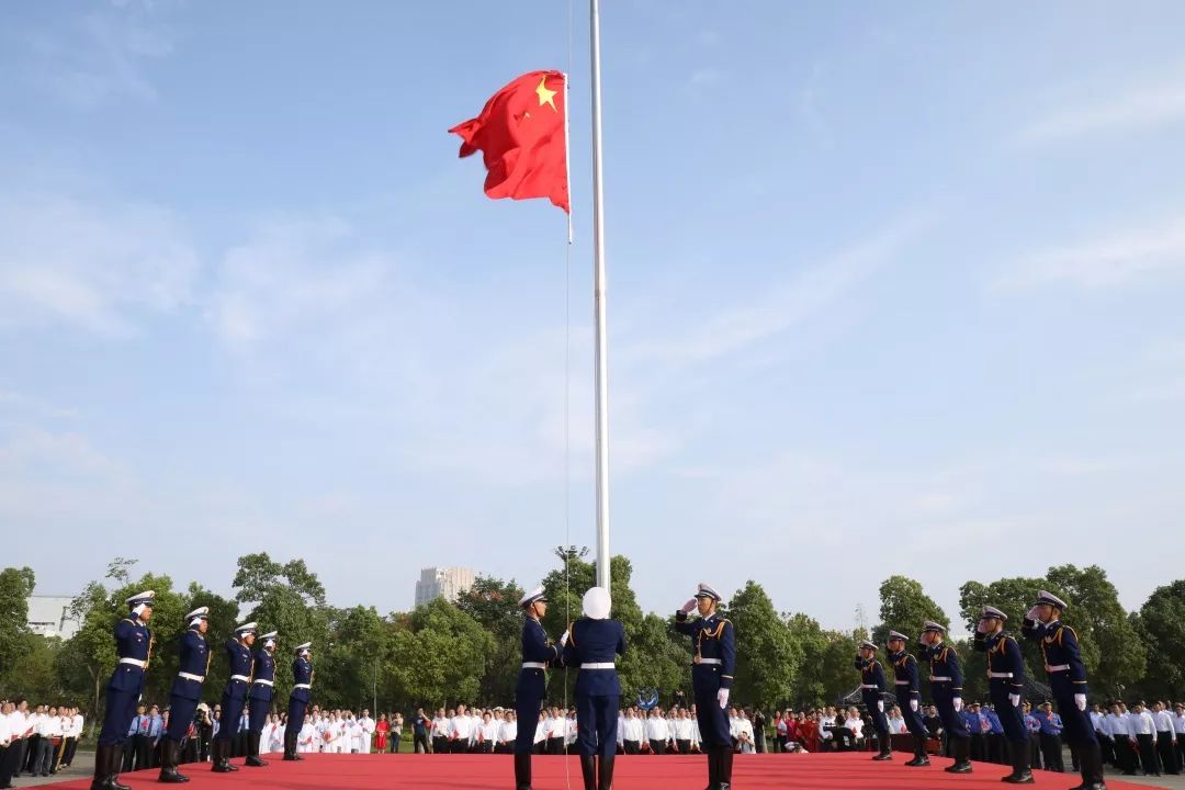 国庆节当天,耳边奏响的国歌,冉冉升起的国旗,是消防员们对祖国的无限