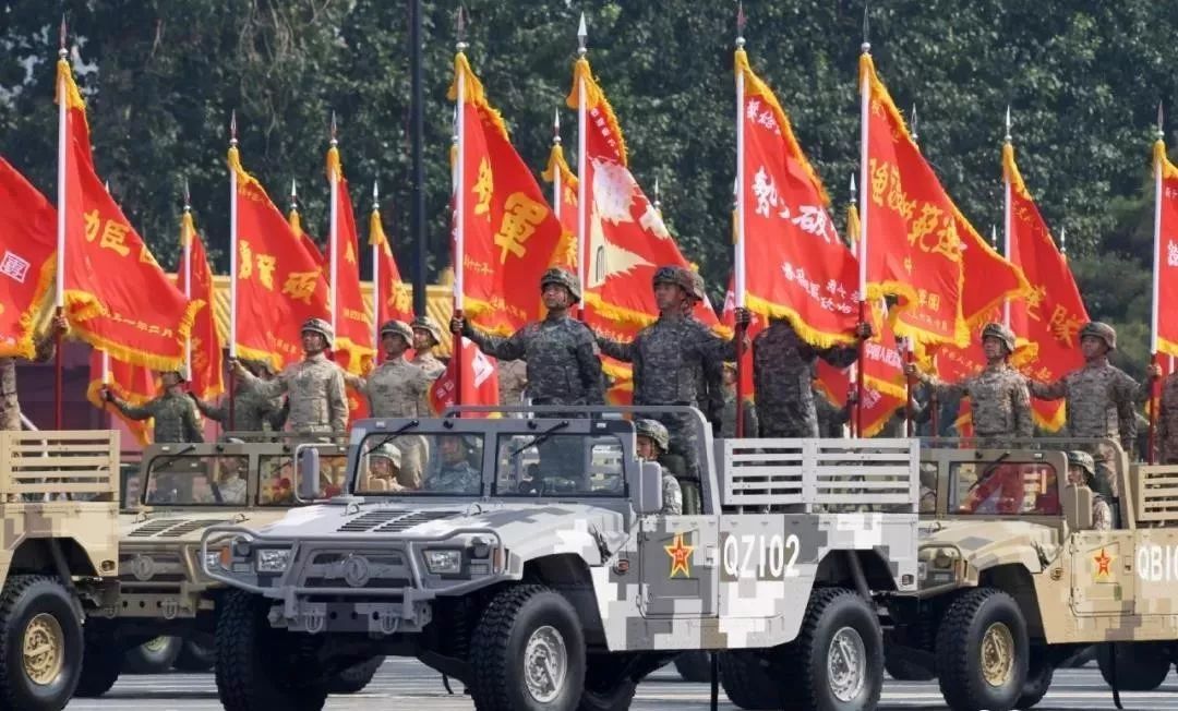 不忘初心牢记使命100面战旗美如画每一面背后都有故事