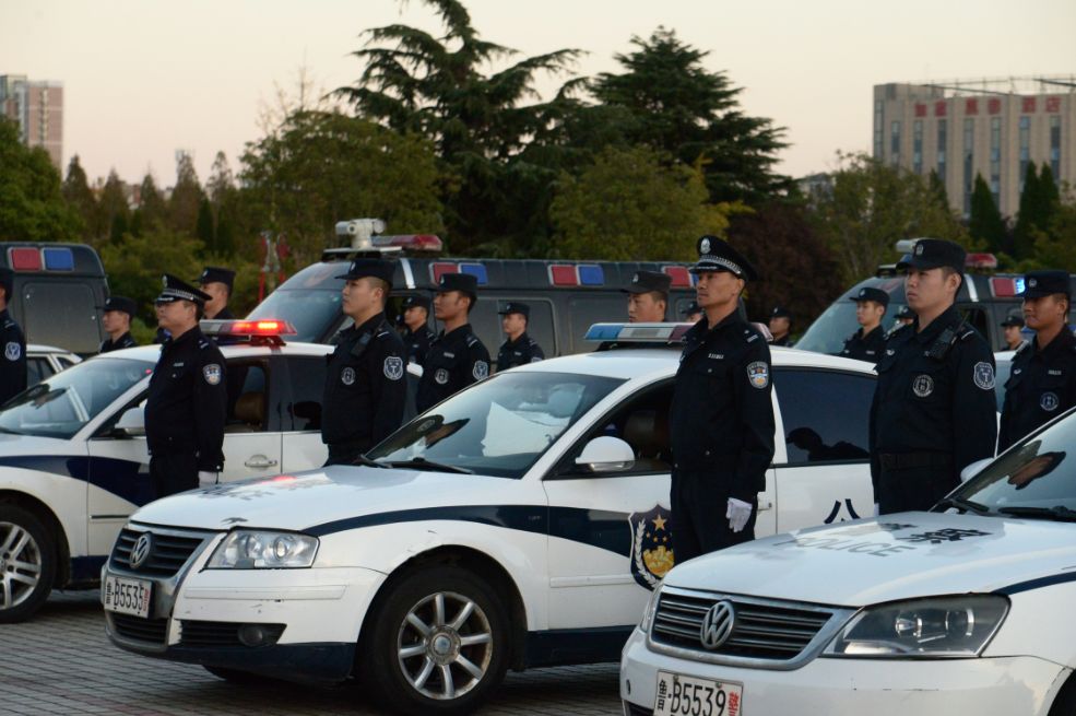 雷霆1号行动开发区公安出警仪式点燃秋冬严打整治攻势