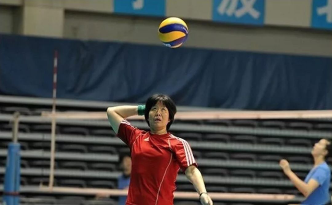 蠢人郎平为国效力38年能陪女排10连冠不敢回家抱女儿