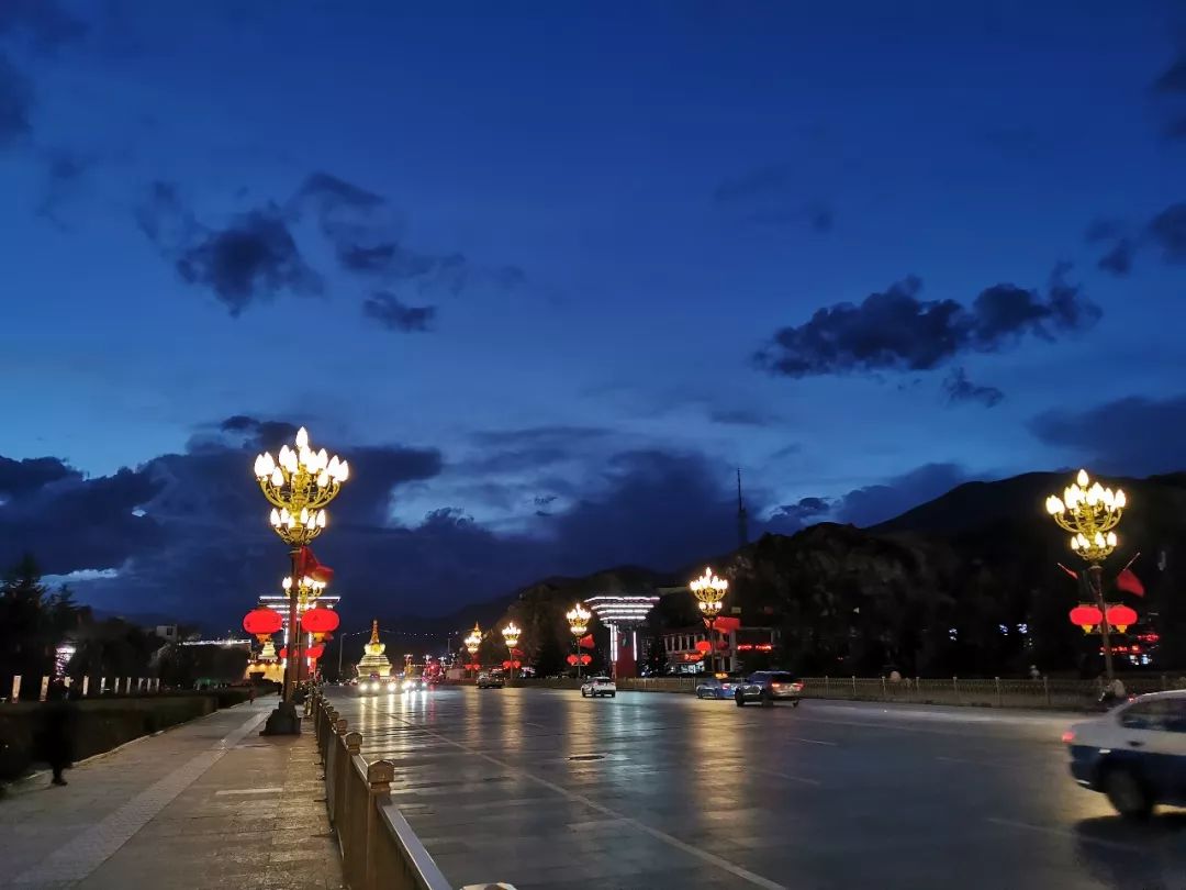 布达拉宫广场周边夜景大昭寺夜景 汪猛/摄拉萨河夜景刘晓静/摄其中京