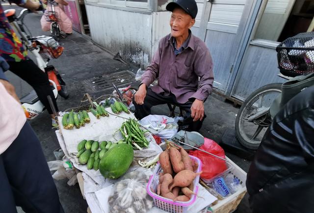 在山東招遠市某菜市場,遇到一位賣菜的老爺爺,他說自己85歲了,這些菜