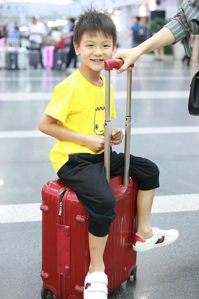 明星家庭街拍:叶一茜条纹衣清新甜美重回18,儿子表情丰富贼q萌_王子田