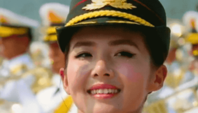 国庆最美女兵高远回母校慰问照片流出褪下军装后气质依然绝佳