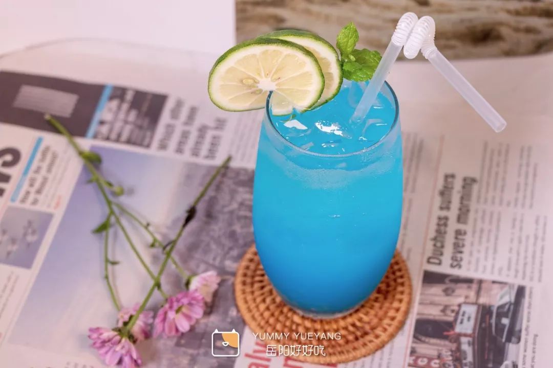 渐变的蓝色仿佛海洋的深邃,一口下去养乐多混合着青柠,蓝柑的味道充斥