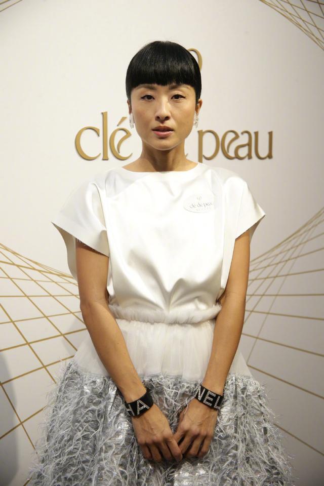 陈奕迅老婆徐濠萦真时髦!绿色西装套装配小白鞋,穿搭造型好洋气_设计