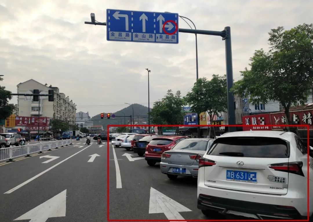 网友爆料余姚这个右转车道全是违停车真正要右拐的只能绕路