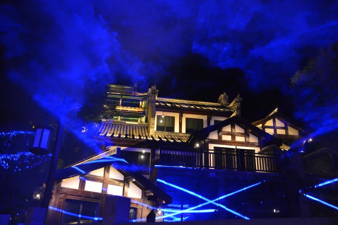 五凤即将火爆全国!大型空间光影秀首演,好炫彩,好夺目._古镇