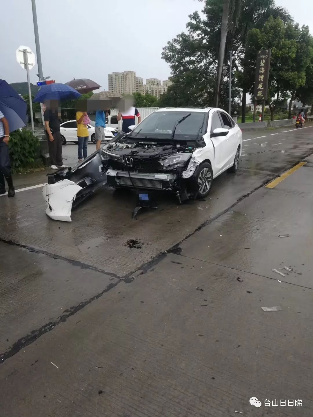 台山海宴兩車發生碰撞一車保險槓都脫落了下雨天開車注意安全