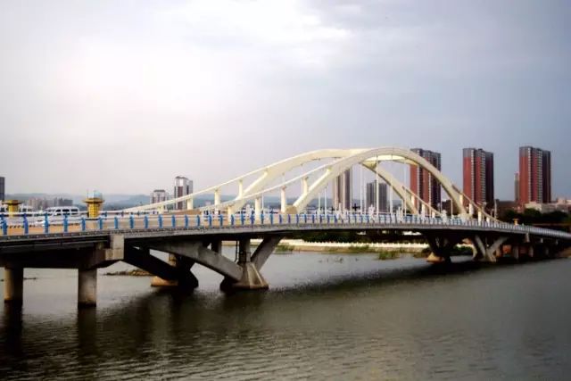 北环路延伸段有蓝田的后花园灞河新城广场滨河公园,后面毗邻白鹿原,从