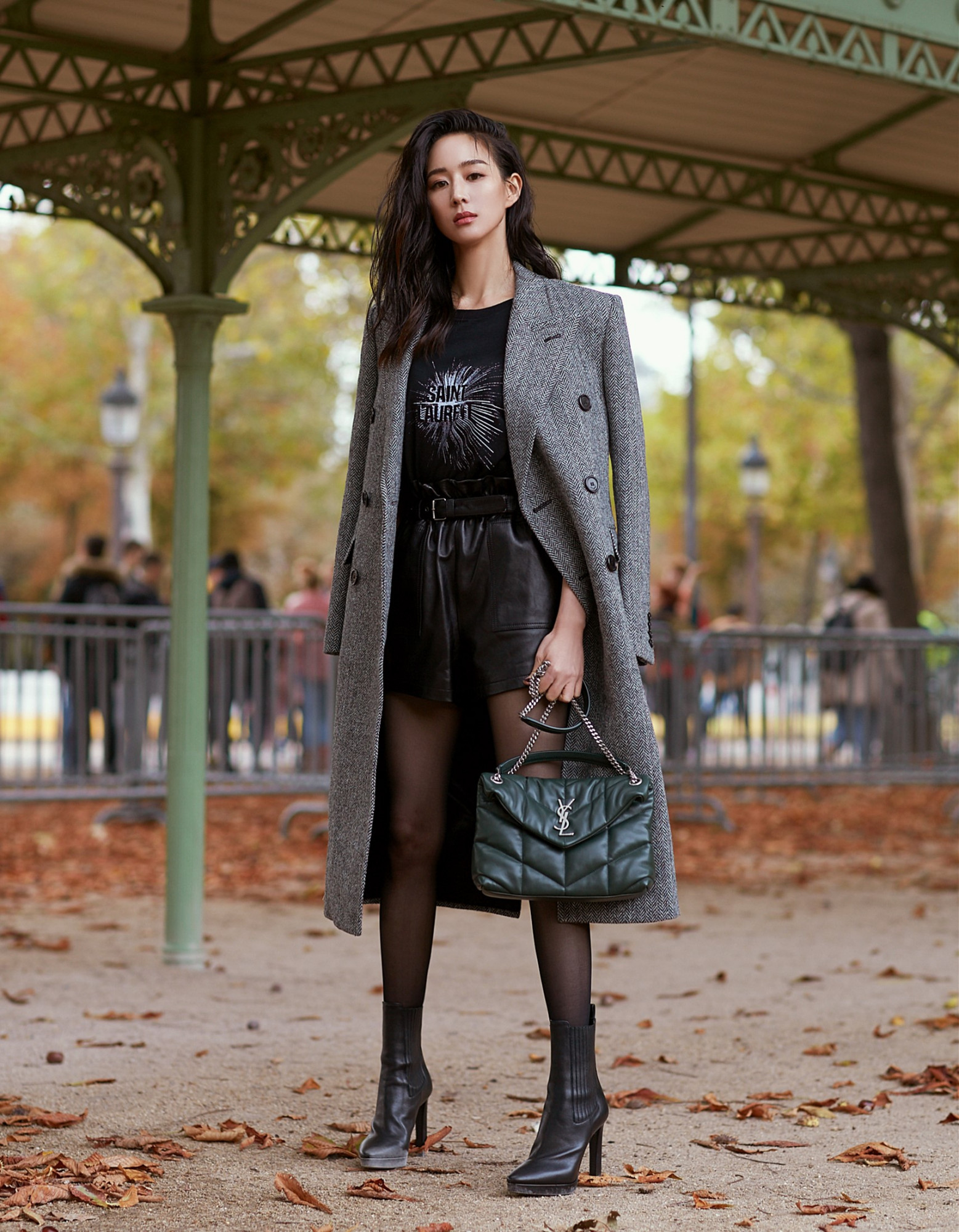 原创张钧甯37岁玩新花样帅气风衣偏搭黑丝袜脱离俗气靠好气质撑腰