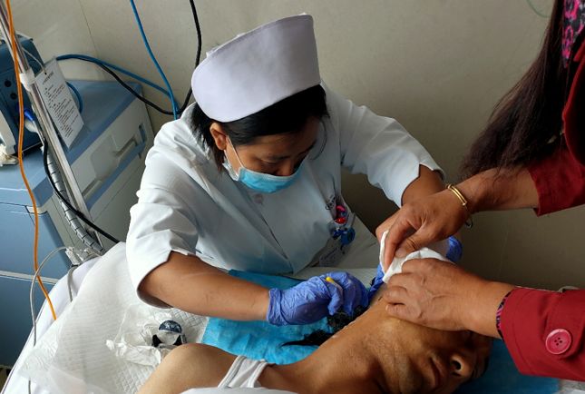 10月3日,7日为国庆期间门诊就诊两个小高峰,分别达1713人,2101人!