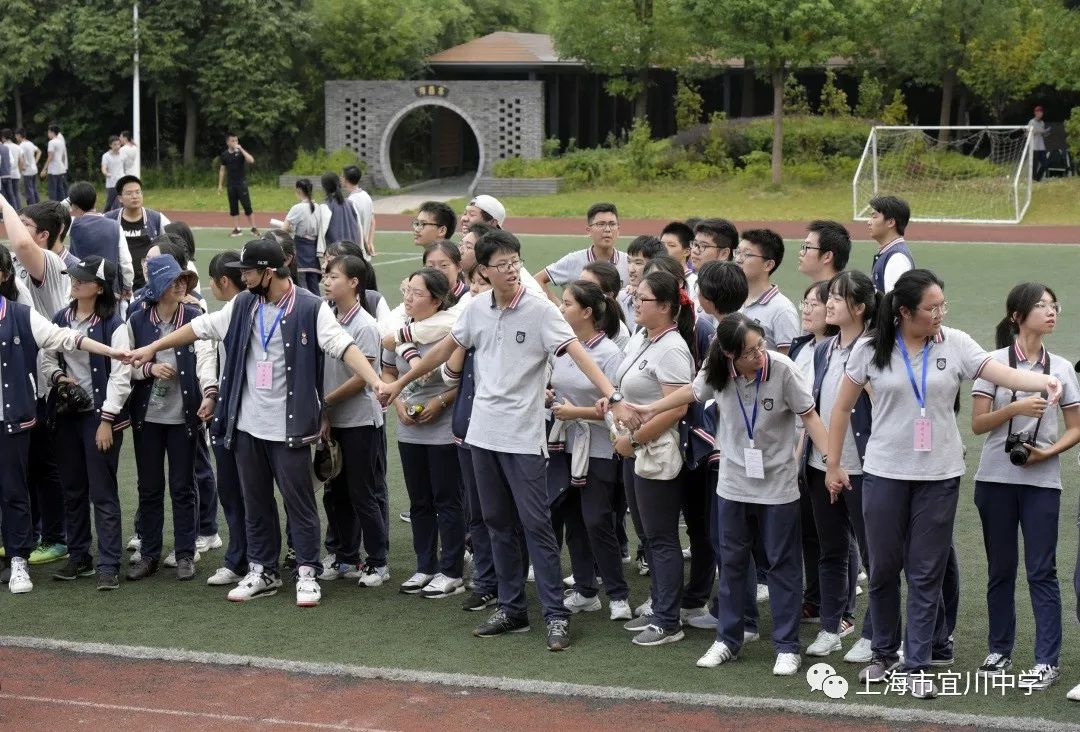 上海宜川中学校服图片
