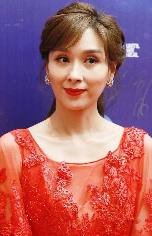 杨恭如素颜现身香港街头45岁近照真是有点不忍直视呢