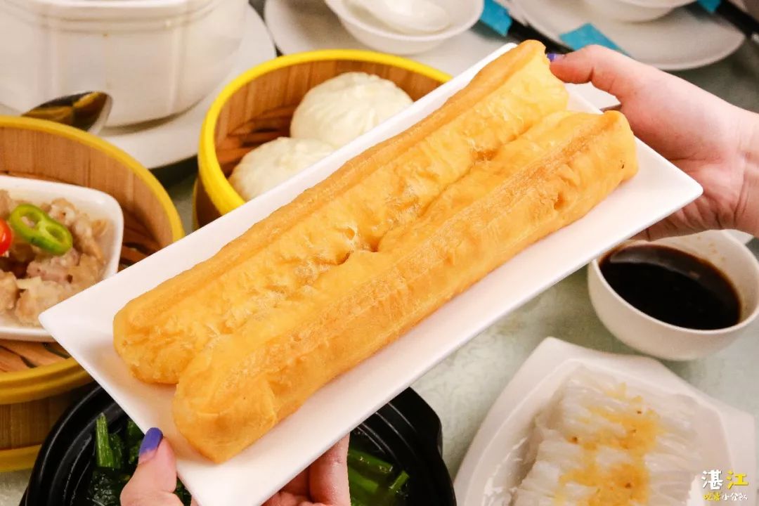 外表金黄酥脆,内里松软有劲道,油条配香醇的豆浆,是广东的经典吃法