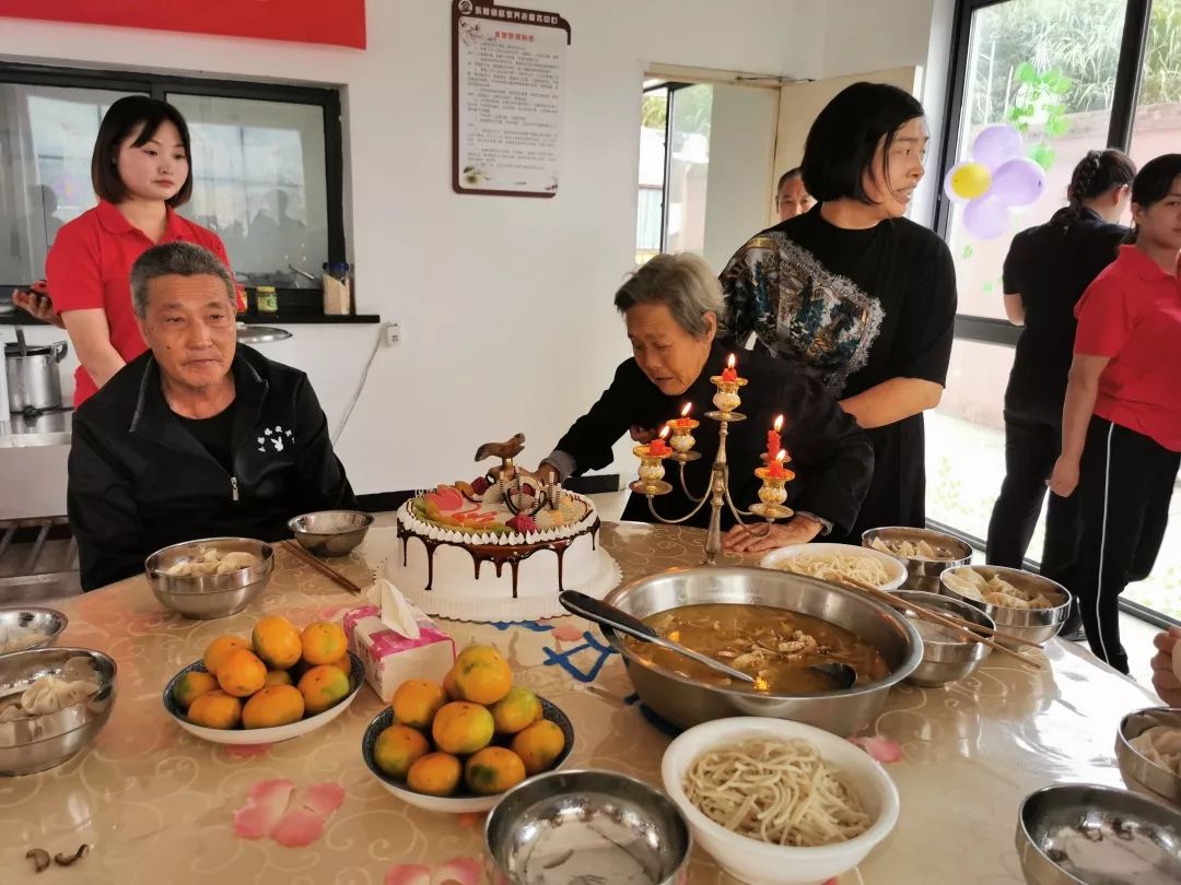 九九重阳节浓浓敬老情顺记餐饮一年一度重阳关爱老人公益活动