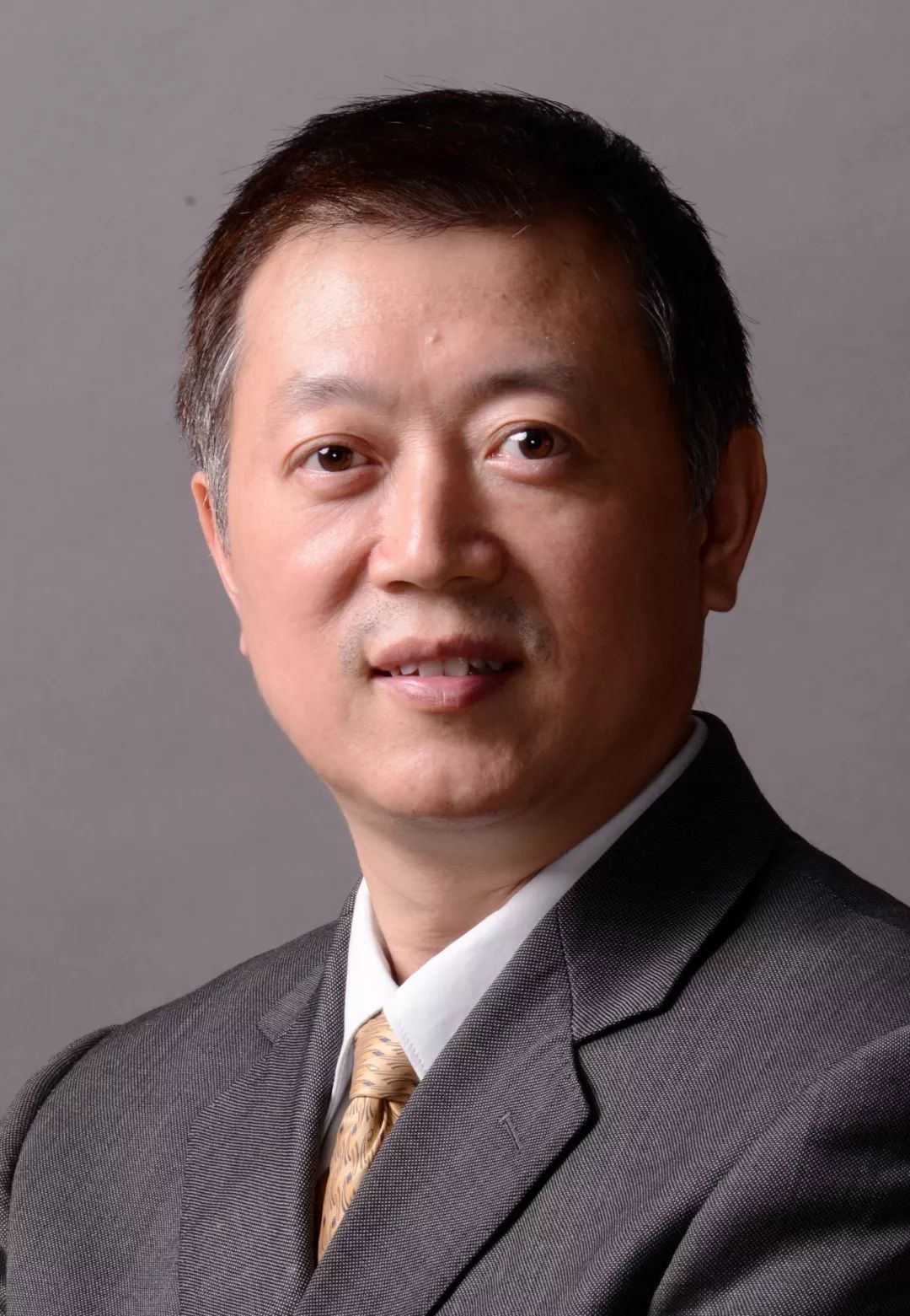 余克明教授,眼科学博士,博士生导师,中山大学中山眼科中心激光近视眼