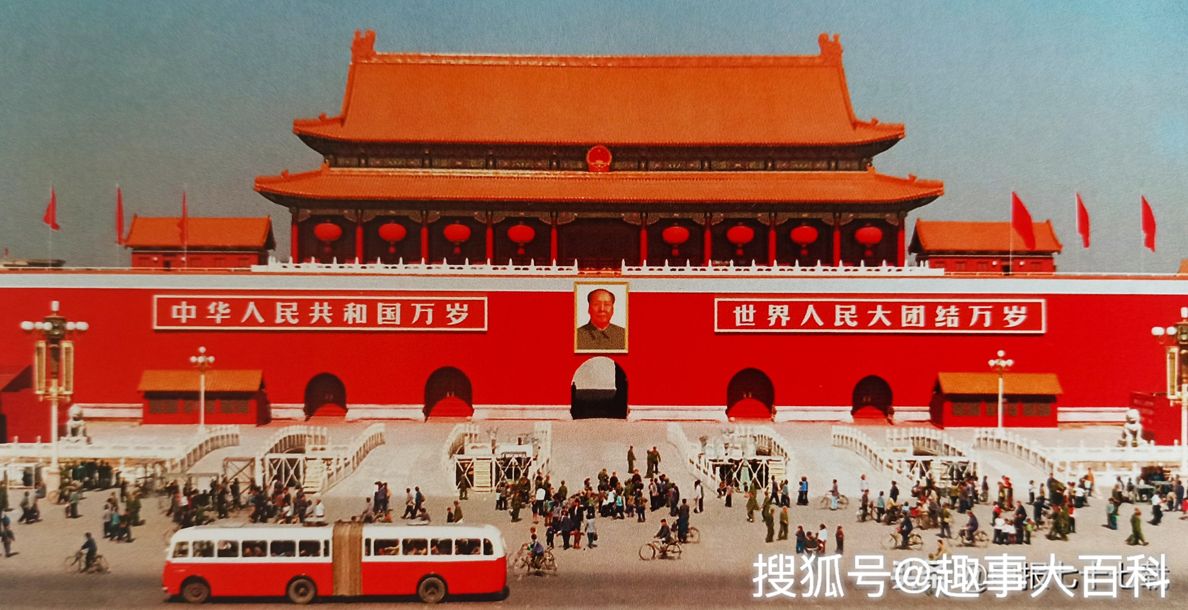 天安门图史——雷锋骑摩托车在天安门华表前的留影-搜狐大视野-搜狐新闻