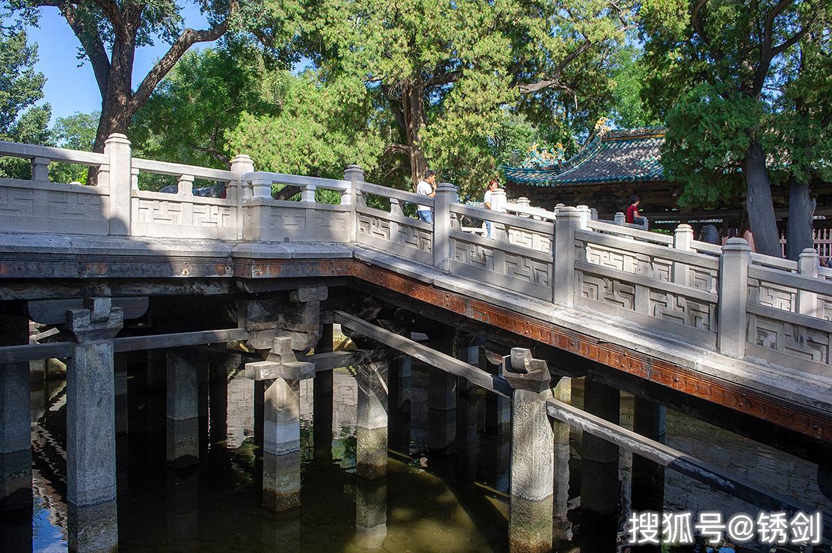 水从南北玉带河分流,而绝大部分水量由北玉带河通过八角池归入智伯渠.