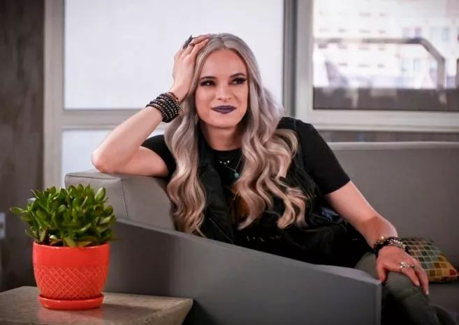 迪歌的妻子莱拉也将加入这场战斗,官方发布了莱拉的作战制服,莱拉在dc