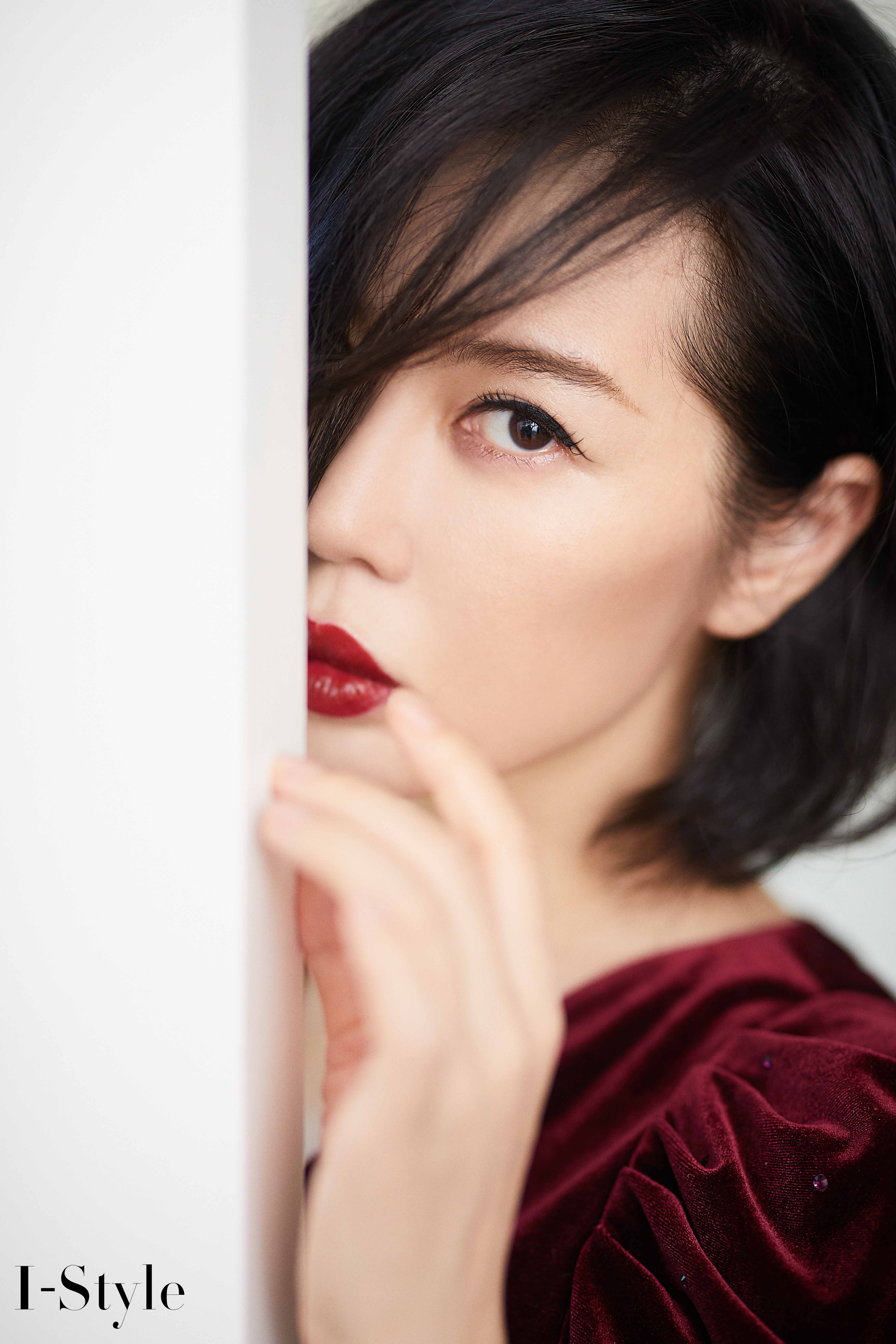 近日,演员余男的最新杂志写真释出,凛冽眼神和浪漫微卷的短发,搭配上