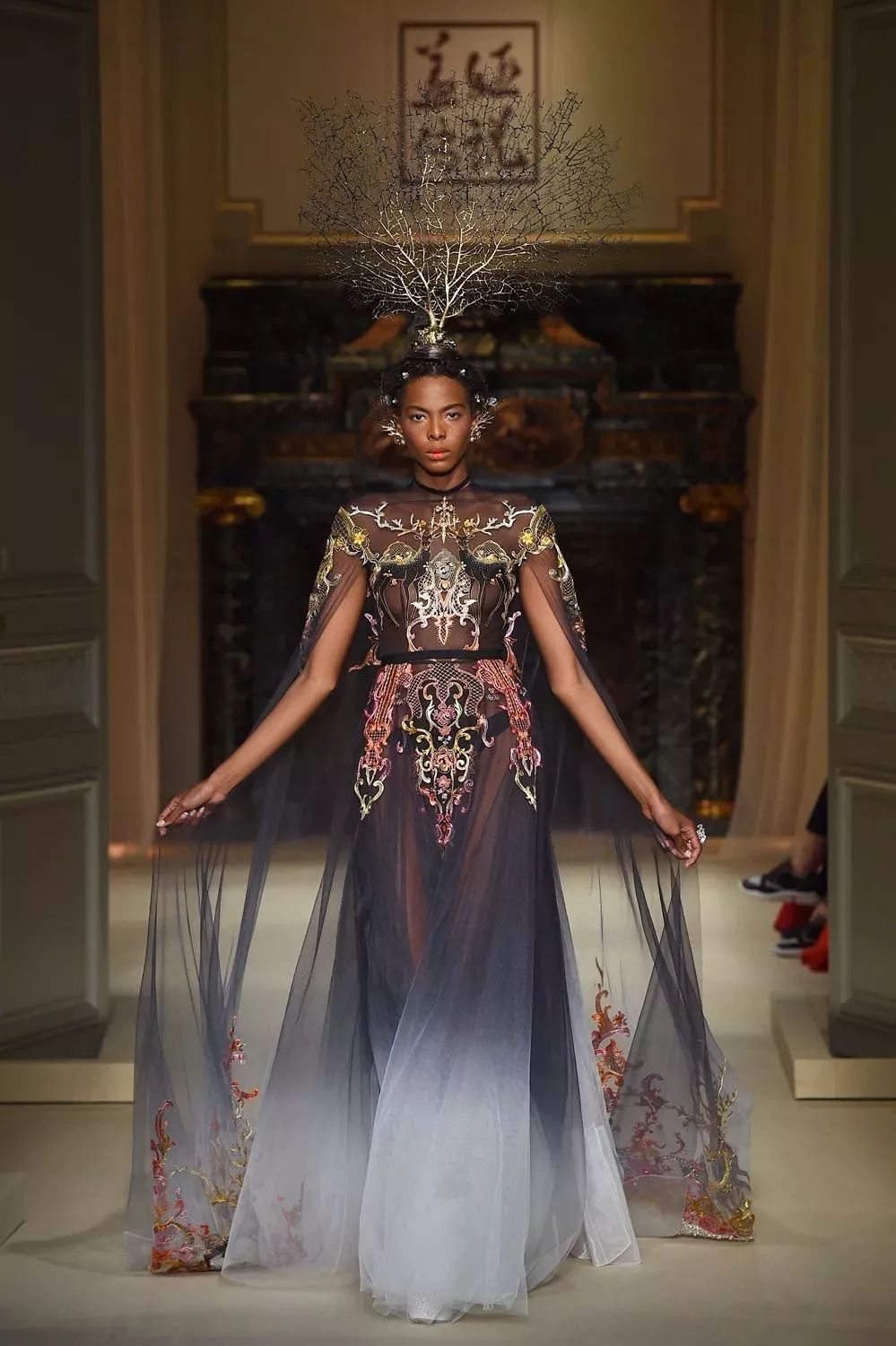 美爆她把敦煌壁画穿身上巴黎走秀惊艳世界