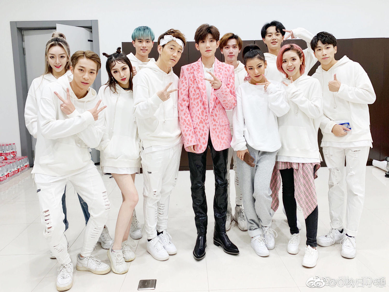 在合照中长大的王源时间真的很奇妙