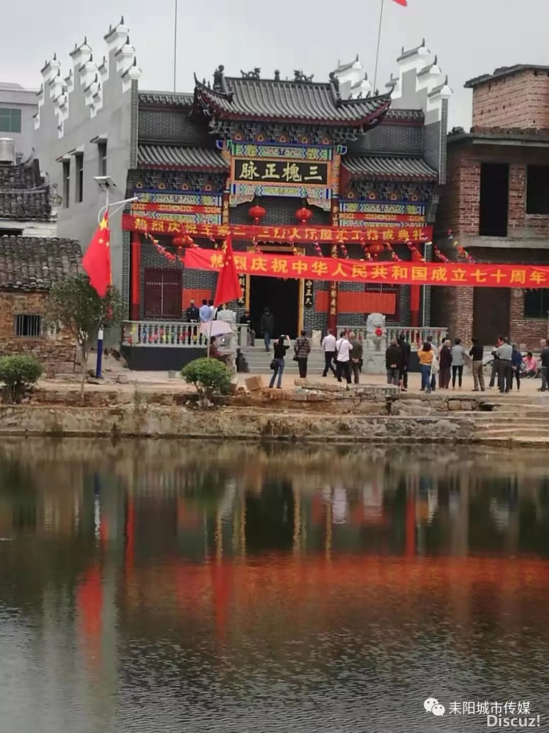 在仁义镇领导及工作人员的安排导引下,瞻仰了仁义邝鄘烈士之墓,学习