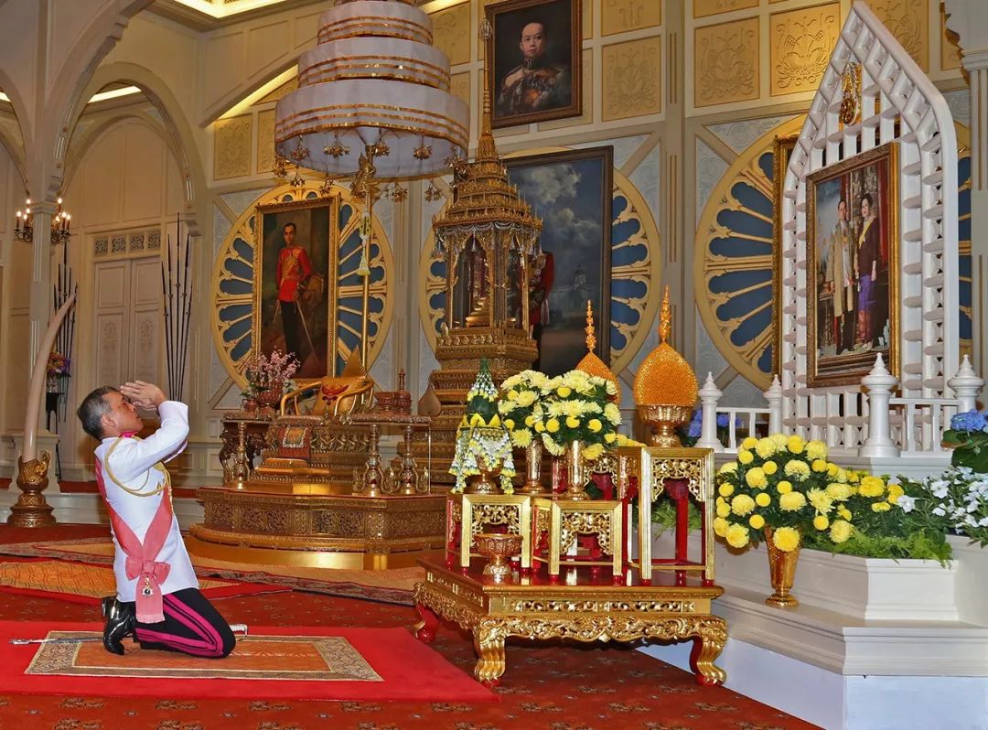 原创在父亲的火葬仪式上泰国玛哈国王白天带前妻晚上带情人出现