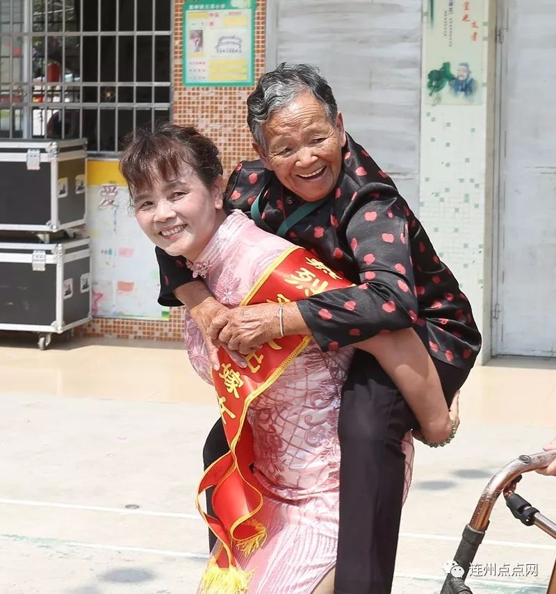 好隆重连州元潭元村300多名外嫁女集体回乡探亲场面感人