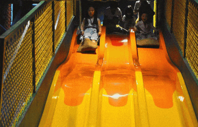 玩乐成长魔鬼滑梯是近两年流行起来的相较于传统滑梯魔鬼滑梯坡度更陡