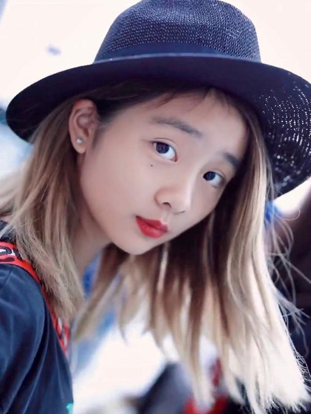 黄磊携女儿黄多多现身机场金发造型好抢镜美得看不出年龄