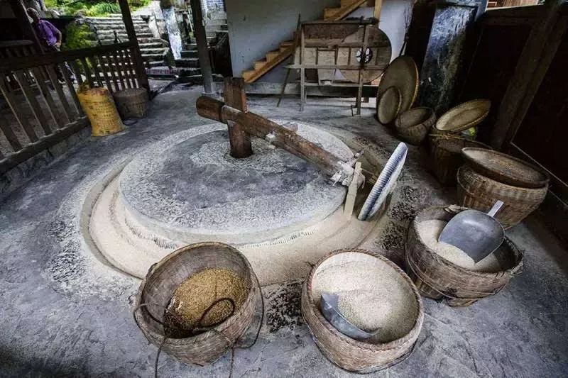 图据网络碾米有好几道工序.