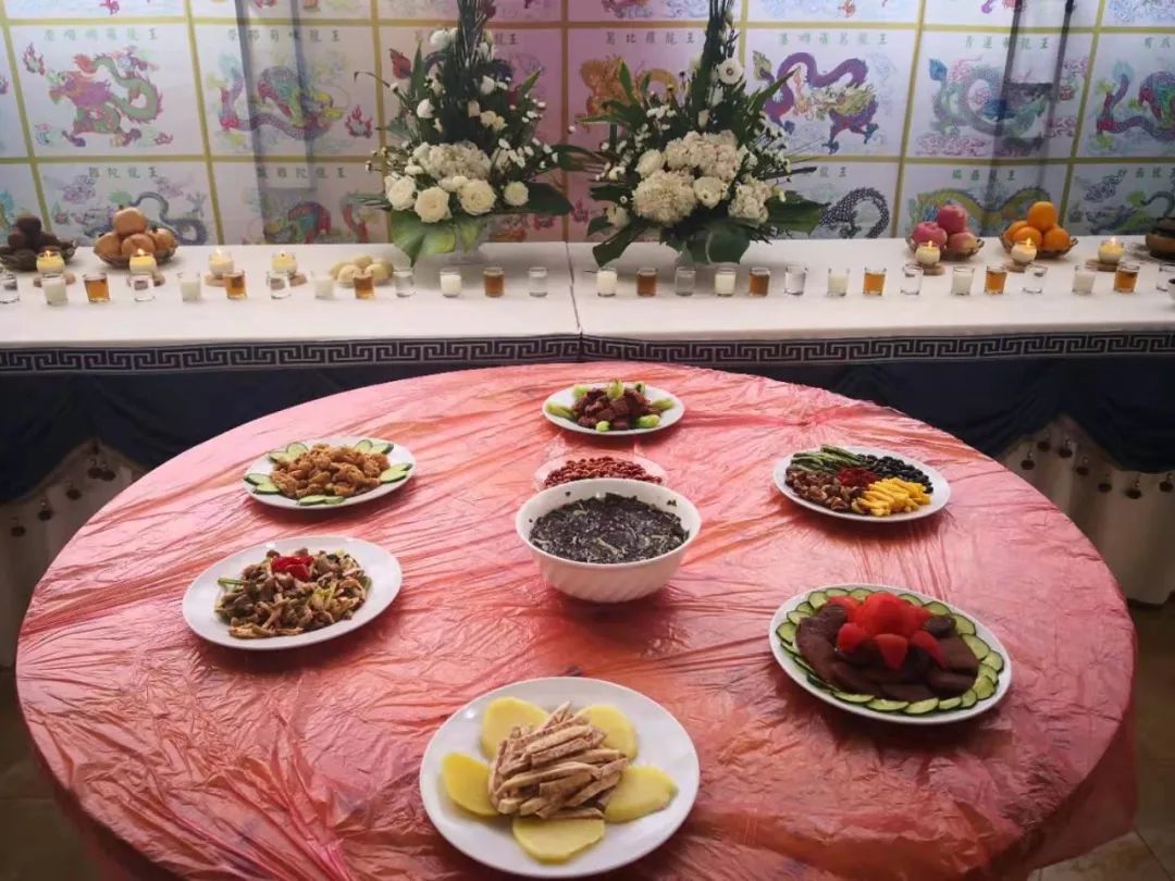 志工团队斋堂组在有序精心的制作精美的上供斋饭,斋菜以五行色搭配
