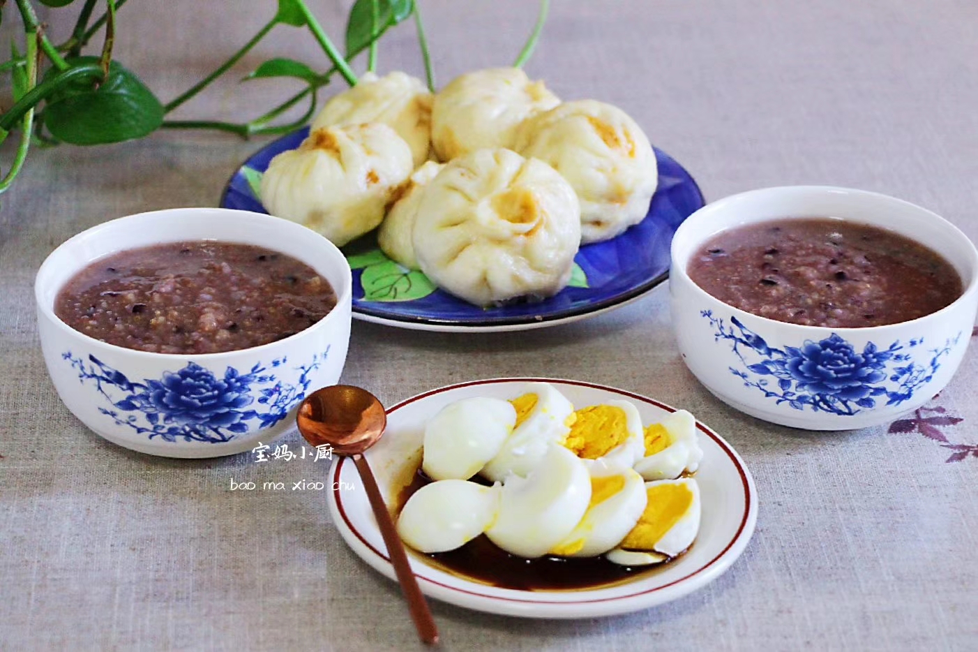 第一天早餐:杂粮粥,圆白菜胡萝卜包子,拌鸡蛋.