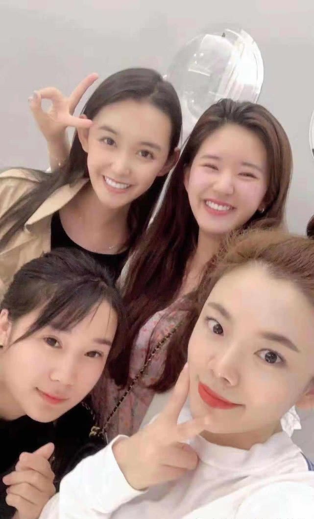 原创有种大眼叫蒋依依闺蜜笑得眼睛都没了她却依旧眼睛很大