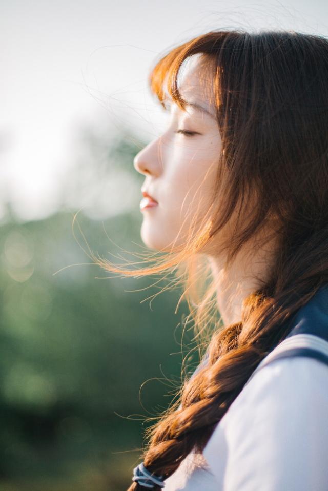 女生拍照怎样才好看选景构图姿势光线缺一不可