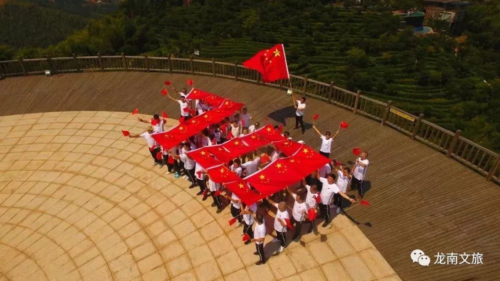 "五星红旗,我为你骄傲,五星红旗,我为你自豪"新中国成立70周年之