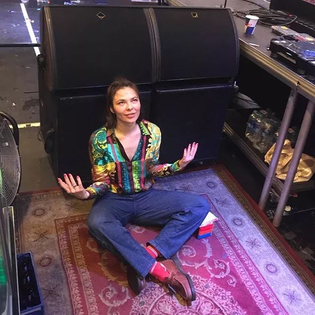 图片来自nina kraviz关于nina kraviz以及"techno女王"这一用于人设