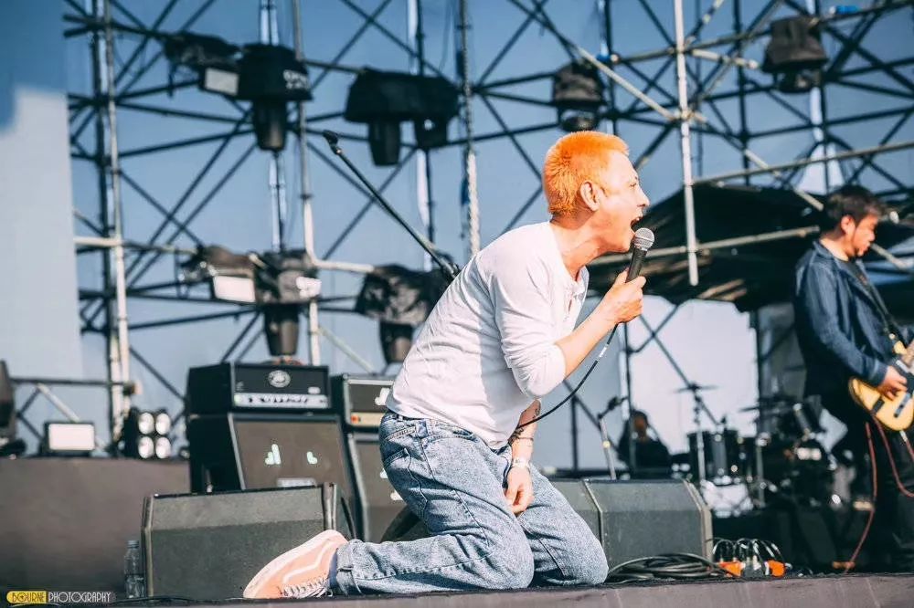 主唱赛力酷爱啤酒,任何时间任何地点都可以与"龙王"共饮酒,但常常