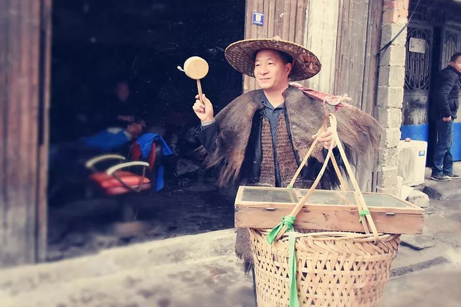 挑货郎担只在春节,平常没的挑,通常腊月二十左右走,元宵前回来.