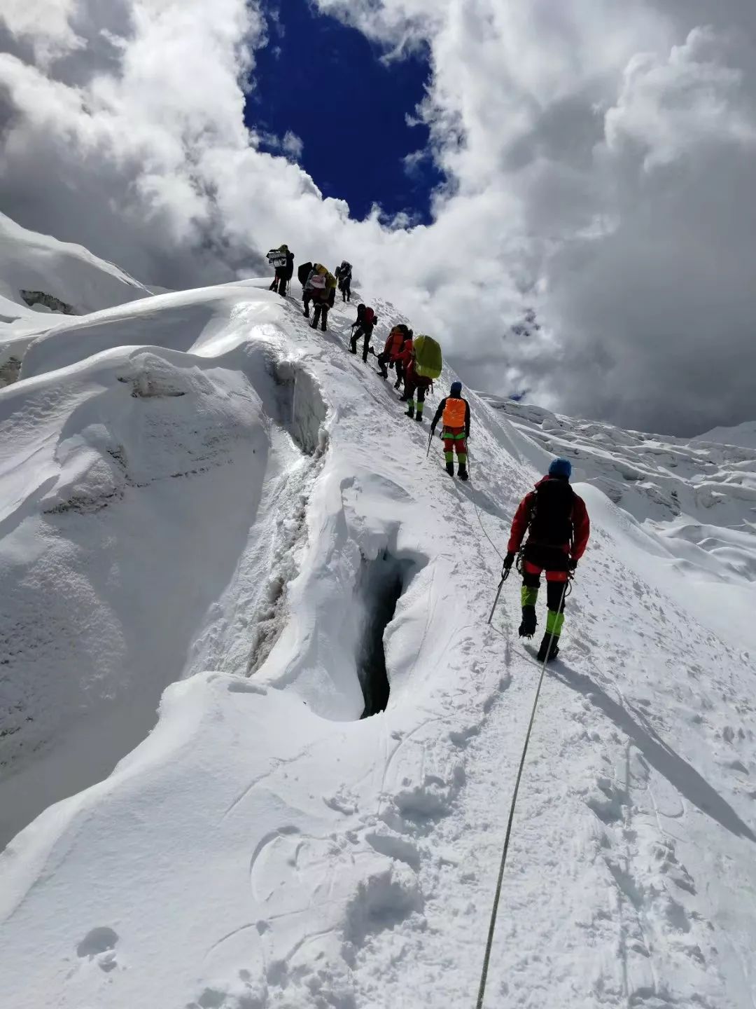 向上,向远方:吉首大学教授张小林"国庆"成功登顶6168米雀儿山_登山