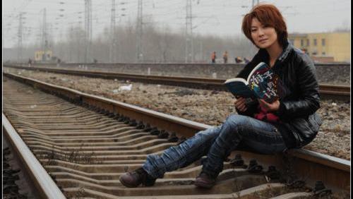 27岁女子火车道口卧轨自杀,面对那些不能承受之重,死是一种解脱