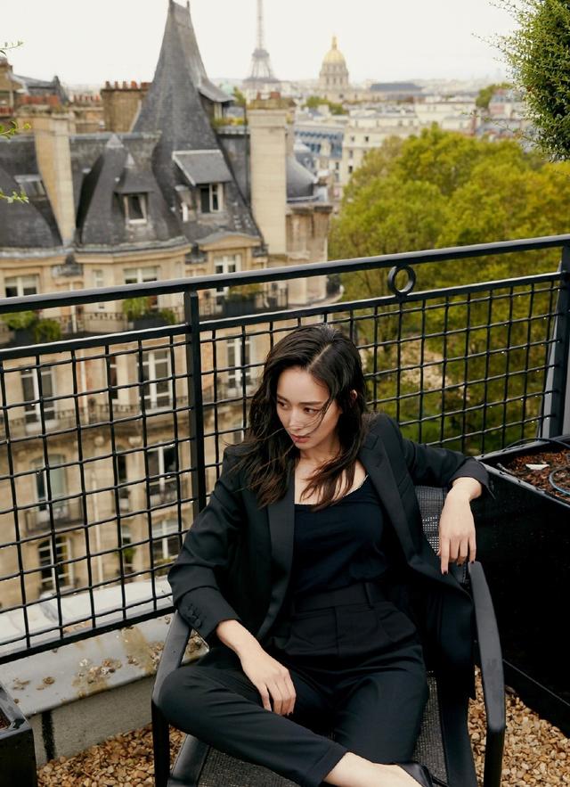 张钧甯巴黎写真穿黑色西装配12厘米细高跟坐姿都是霸气十足