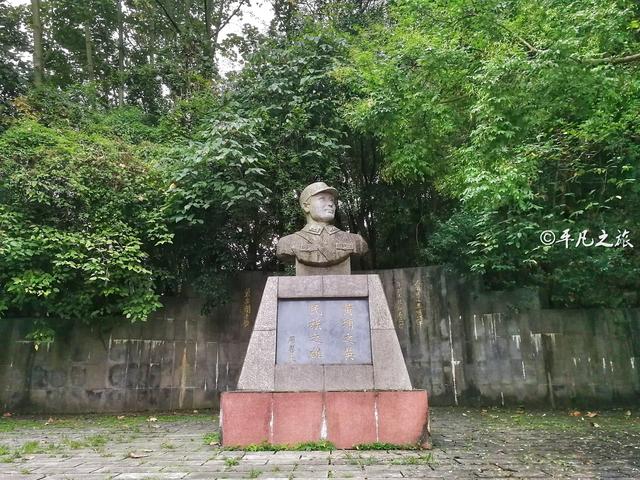 公园里还有个"戴安澜将军墓",戴安澜1942年率远征军先头部队参加缅甸