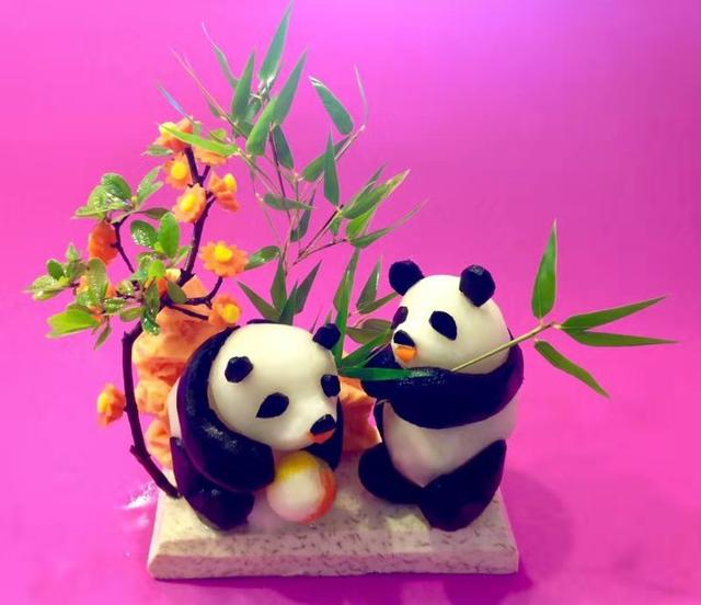 员应邀赴日本进行川菜技艺展演,其现场创作的食雕"熊猫戏竹"技惊四座