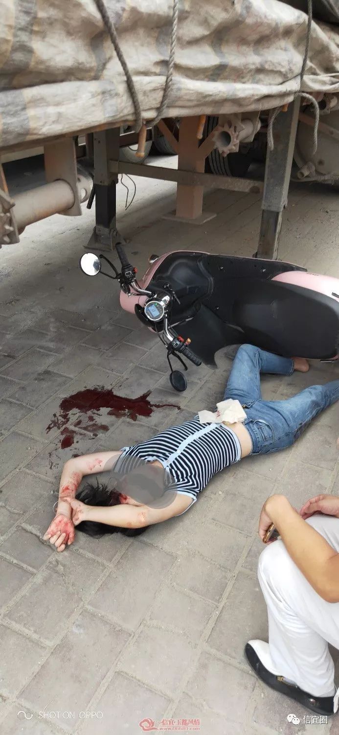 茂名一男子驾车撞入货车底,结果被盖上白布.